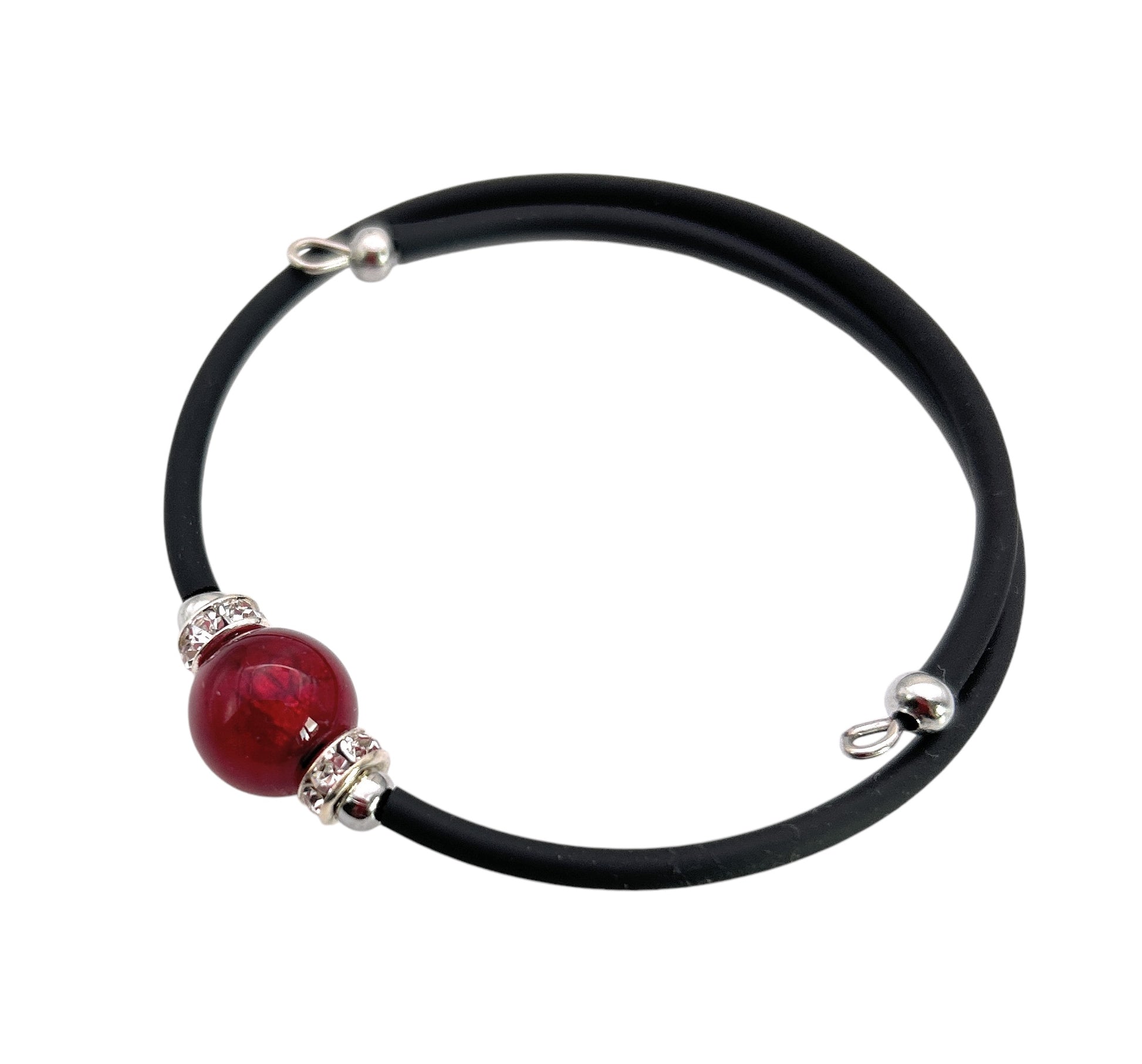 The Murano Passion "Murano Glass Bead Bracelet" is a stunning handmade memory wire bracelet that showcases a central 1cm red Murano glass bead, elegantly accented by two silver ornamental rings. This exquisite piece of jewelry includes small silver loops for fastening at the ends.